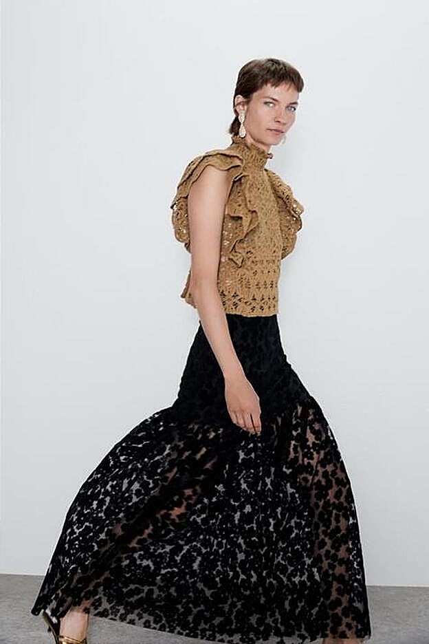 La falda cuesta 39,95 euros pero está agotada y hay que apuntarse a la lista de espera.