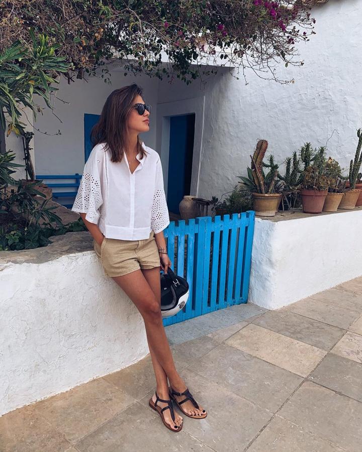 Esta camisa blanca de Mango ha sido una de las prendas que más éxito han tenido para Mery Turiel. La influencer la combinó con shorts beige y sandalias negras.