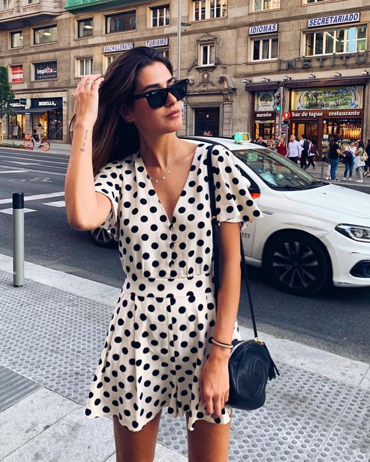 Los lunares no pasan de moda y Mery Turiel se hizo con este mono corto de Zara que causó sensación.