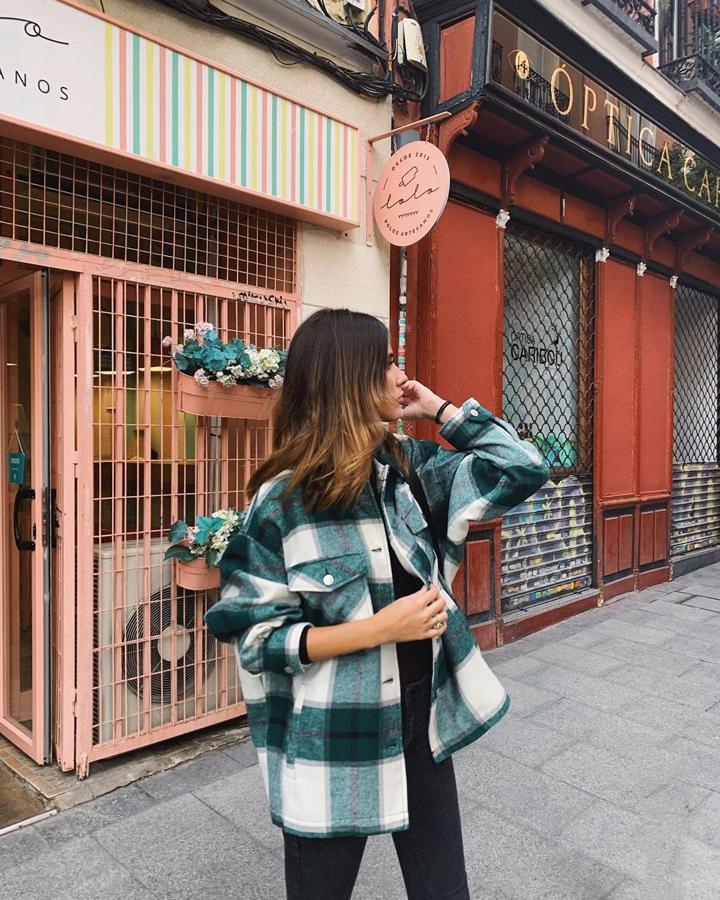 Mery Turiel se ha apuntado a  la sobrecamisa más viral de Zara . Una de cuadros verdes y blancos que combinó con un total look negro.