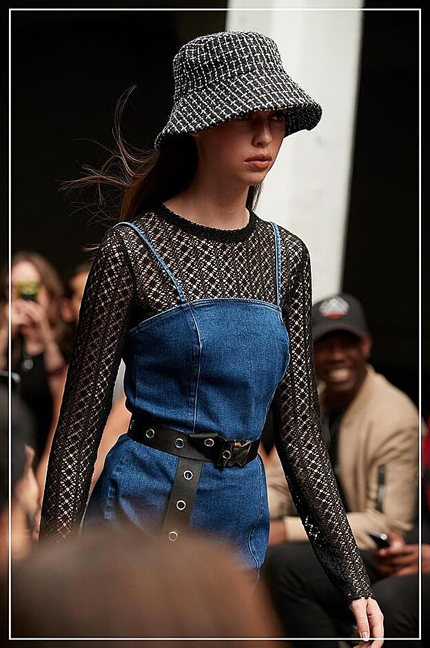 Gorro de pescador a cuadros 6 euros, top de malla negro 8 euros, vestido vaquero 15 euros, cinturón negro con hebilla de avión 5 euros.