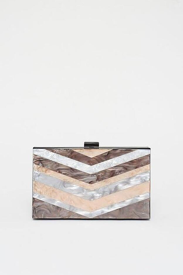 Bolso caja de resina con detalles de triángulos nacarados 17.99 euros