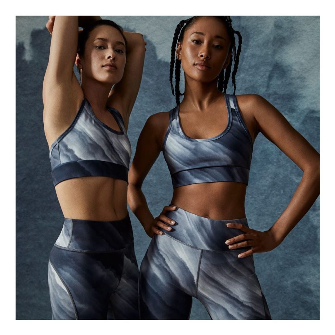 Bra estampado: 9,99 euros. Leggings estampado con cintura ancha: 15,99 euros.