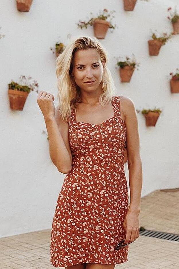 La actriz de 'Las chicas del cable' ha disfrutado de unos días de vacaciones junto a su novio y lo ha hecho con un vestido de menos de 20 euros de Pull & Bear.