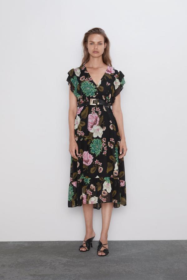 Vestido de la nueva colección de Zara con escote en pico y estampado de flores en tonos otoñales (39,95 euros).