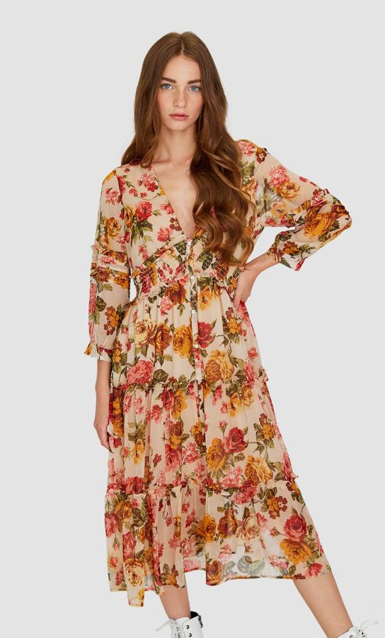 Con escote de pico y una goma en la cintura, nos encantan los tonos otoñales de este vestido de la nueva colección de Stradivarius (25,99 euros).