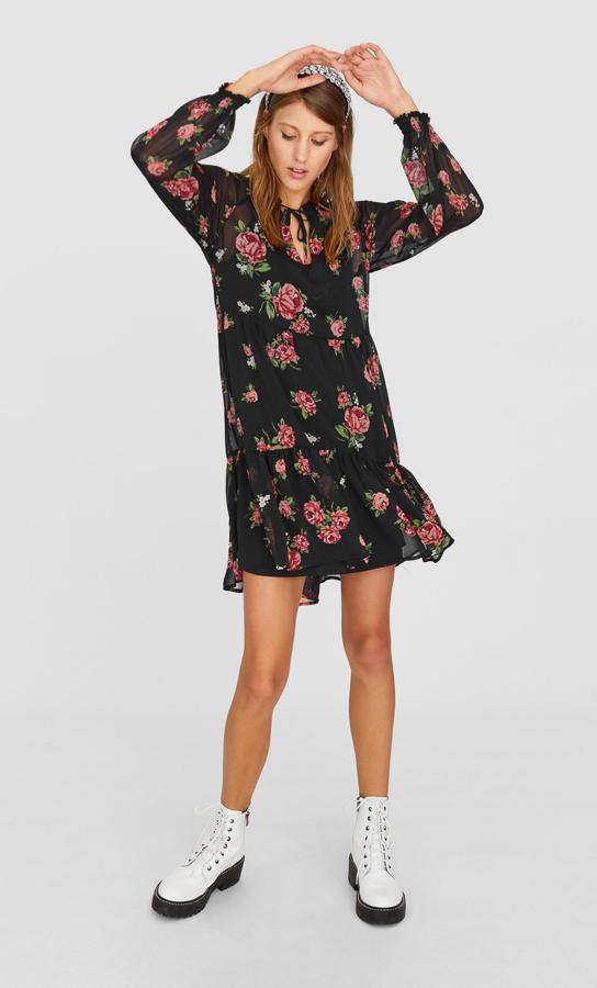 Sencillo, de manga larga y con un gran volante en el bajo, es de Stradivarius (19,99 euros).