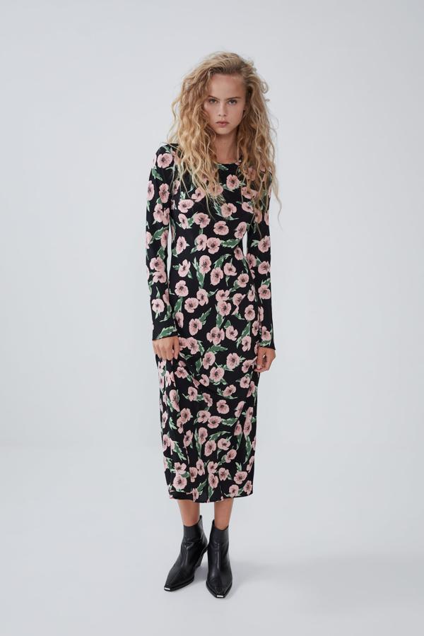 De corte recto y manga larga, este vestido tiene un efecto óptico que te hará parecer más alta. Es de Zara, de su nueva colección (39,95 euros).