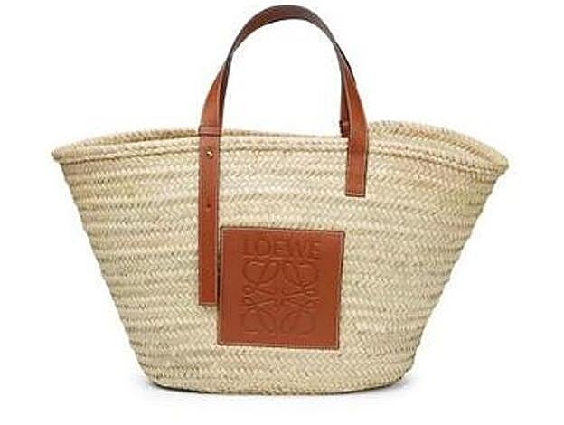 Rocío Osorno conjuntó el vestido con un capazo de Loewe.