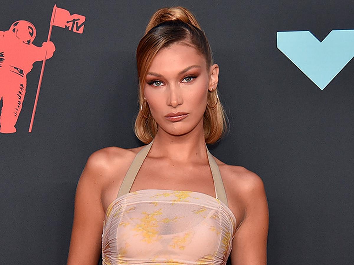 La modelo suele llevar lo último de lo último, por lo que un look de maquillaje de tonos marrones, inspiración años noventa, no podía faltar en sus looks Beauty. Bella luce sombra de ojos aplicada en forma de ahumado, barra de labios y colorete de esta gama cromática. Combianan a la perfección con su cabello rubio miel.