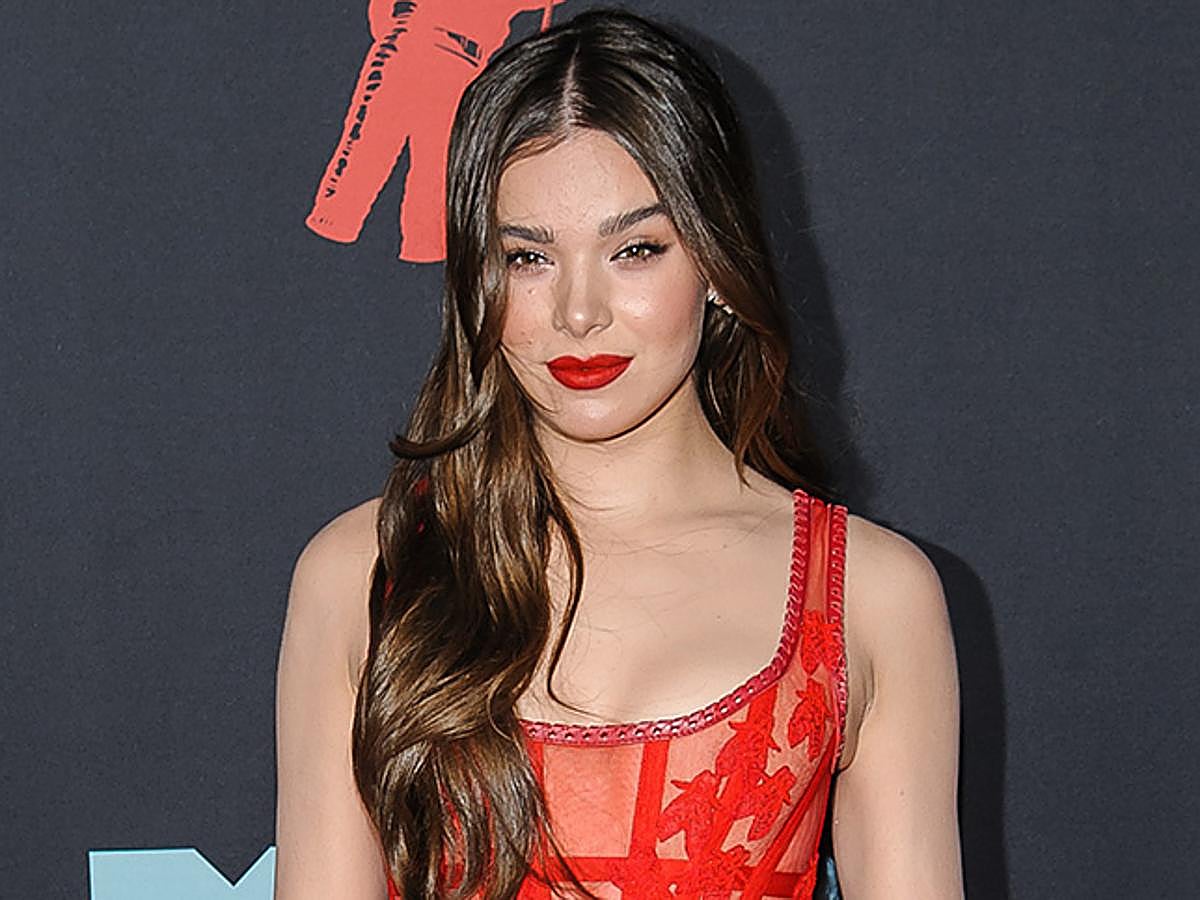 La actriz ha dejado claro que el rojo es el tono imprescindible del próximo otoño. Hailee lo ha lucido de pies a cabeza, de manera literal. Vestido, sandalias, uñas y labios llevan este color tan de moda al que solo le acompañan un delineador de ojos negro, dos capas de máscara de pestañas y una melena repleta de ondas. Pura sensualidad.