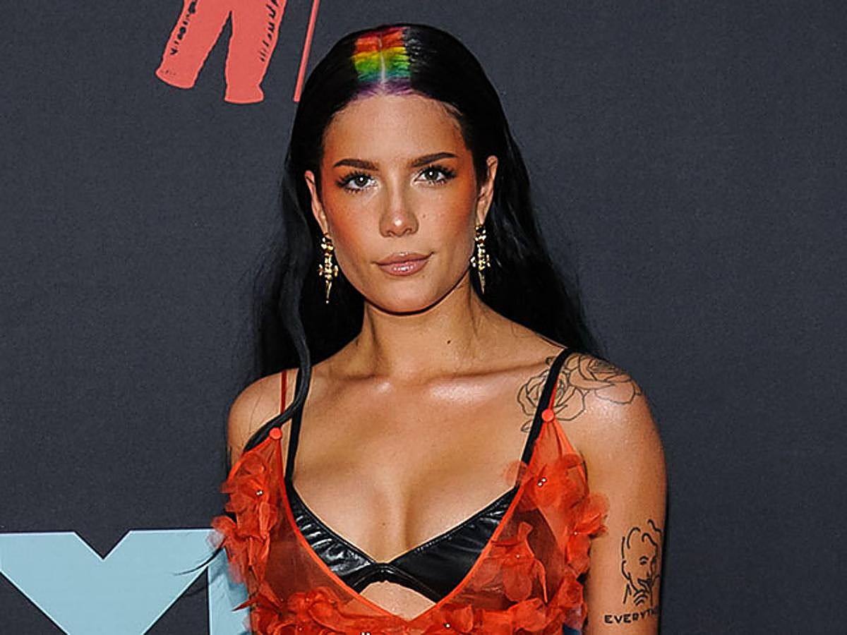 La cantante de Without Me adora cambiar su look capilar. Si hace unas semanas se atrevió con un flequillo arcoiris, obra del peluquero Florido, para la alfombra roja más importante del mundo de la música ha decidido lucir esa combinación de colores, de una manera más sutil, en las raíces de su melena. Queda genial con su rubor anaranjado que va desde las mejillas hasta las sienes.