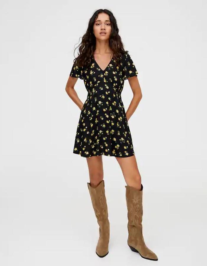 Vestido mini estampado en varios colores con detalle de goma en la cintura, escote de pico, silueta fluida y detalle de botones delanteros.  Cuesta 22,99 euros .