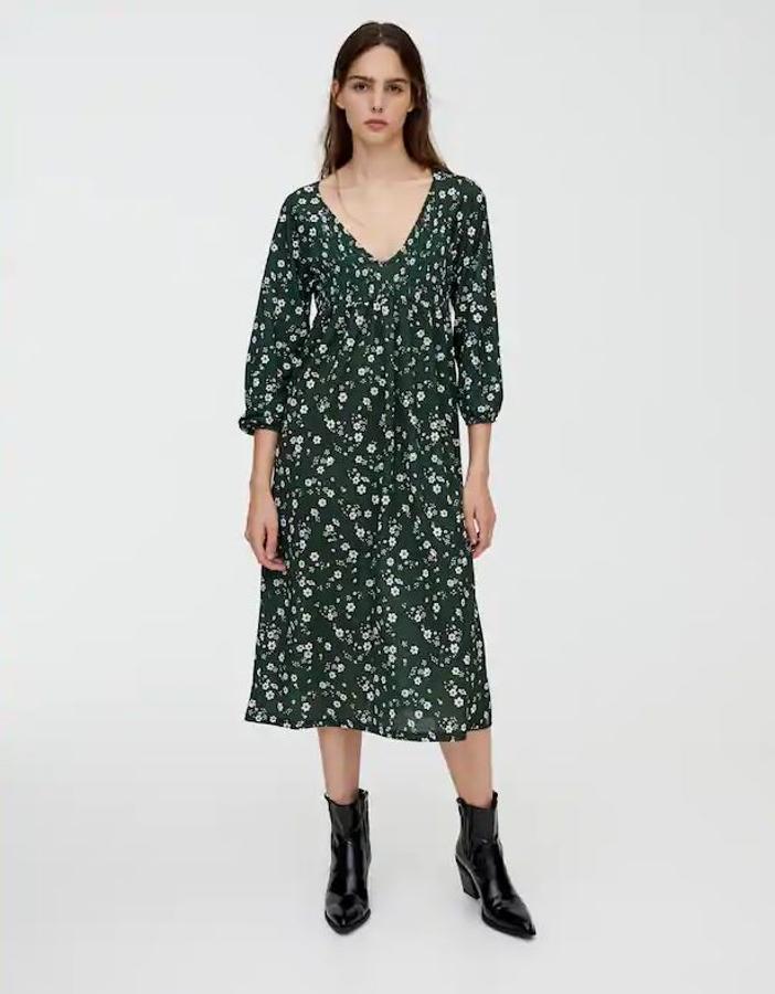 Vestido midi con estampado de flores, volantes en la parte inferior, de manga francesa y escote de pico.  Cuesta 25,99 euros .