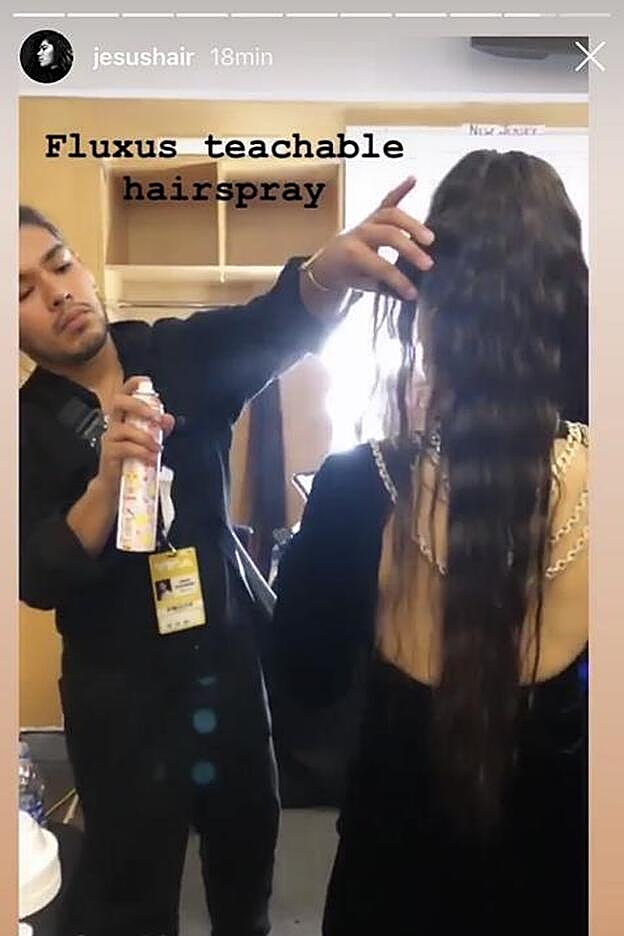 El estilista utilizando la laca Fluxus Touchable de Amika para dar cuerpo a las ondas del peinado de Rosalía en los MTV VMA.
