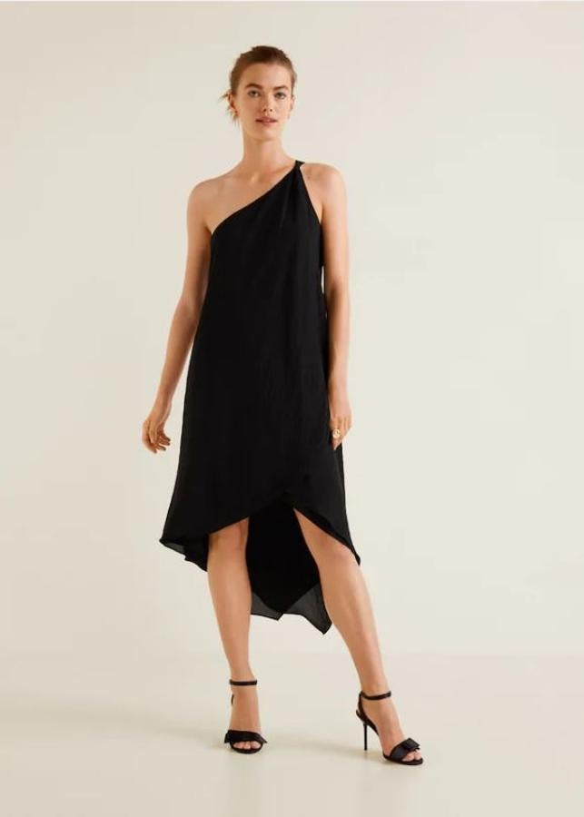 ¿Quieres lucir bronceado? El negro no solo lo resaltrá sino que el corte del vestido estilizará tu figura. Cuesta 29,99 euros en Mango Outlet.