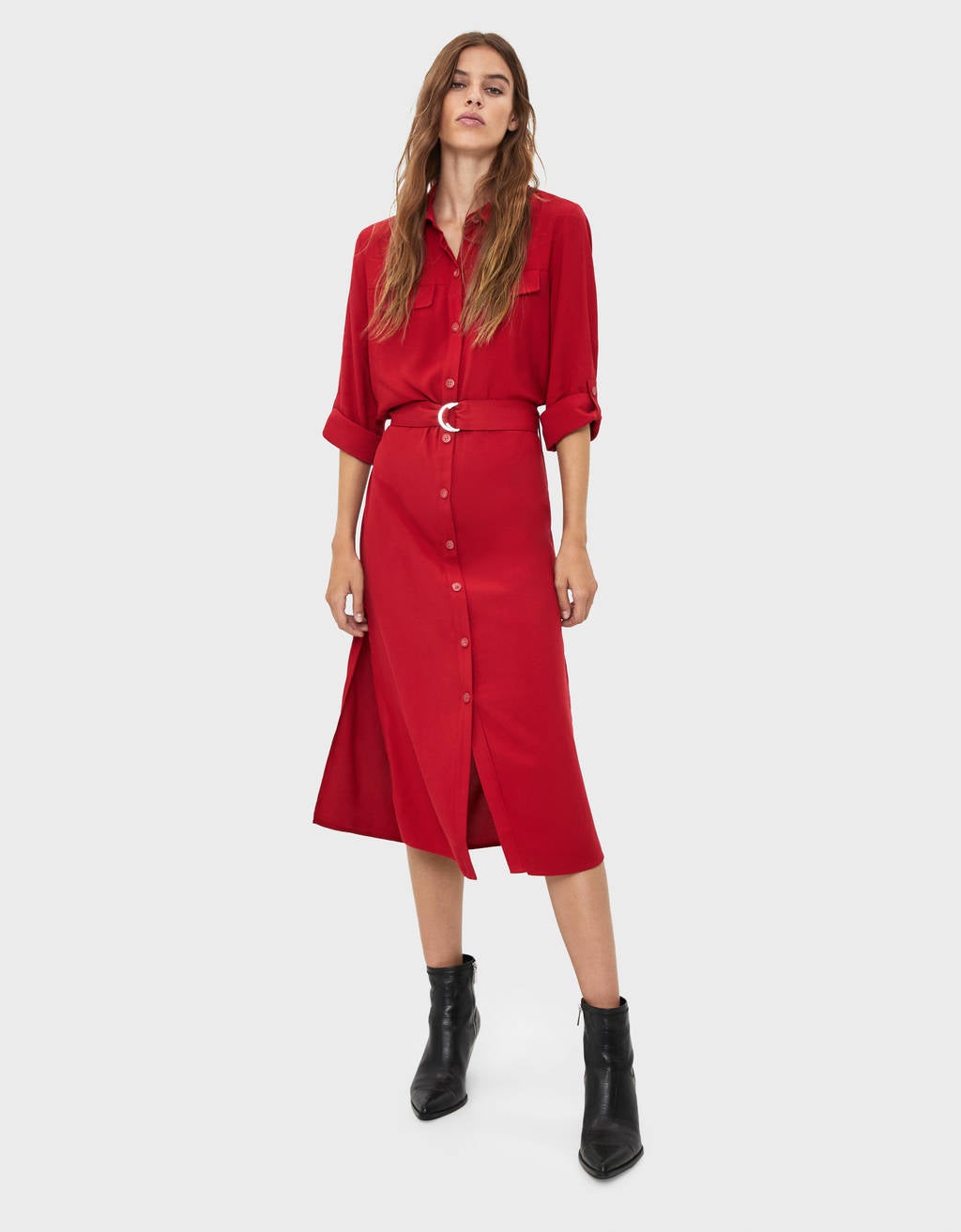 Vestido camisero con cinturón para lucir tipazo en tono rojo. (25,99 euros).
