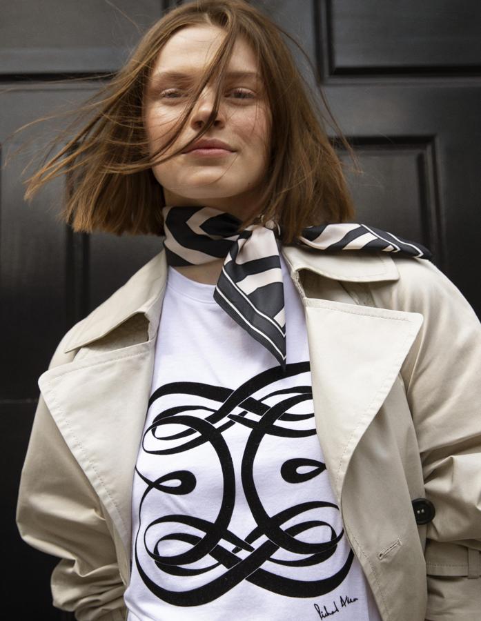 También hay camisetas básicas como esta con un motivo de terciopelo (9,99 euros).