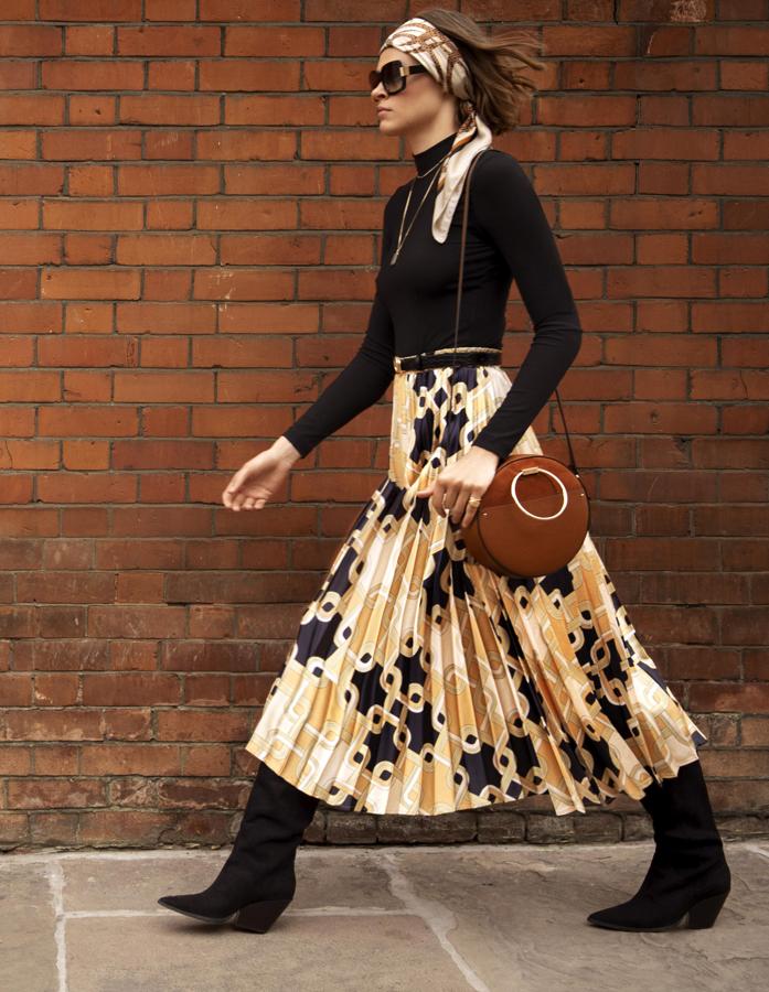 Las faldas midi plisadas son uno de los must de este otoño y esta de satén con el estampado de Richard Allan es ideal (39,99 euros).