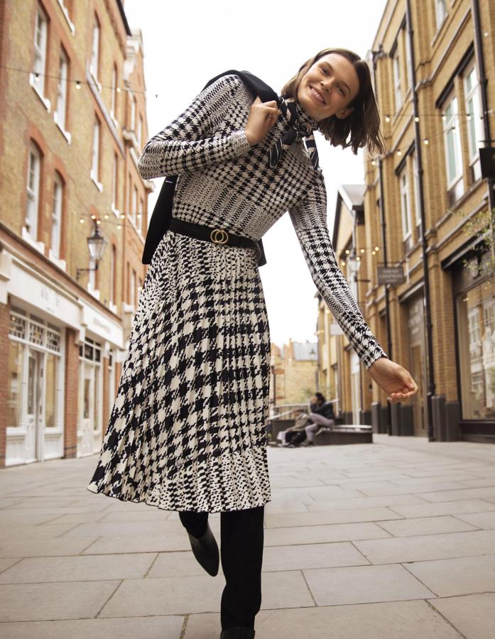 El estampado de pata de gallo es otro de los protagonistas de esta colaboración. Esta falda midi plisada cuesta (34,99 euros) y tiene el top a juego.