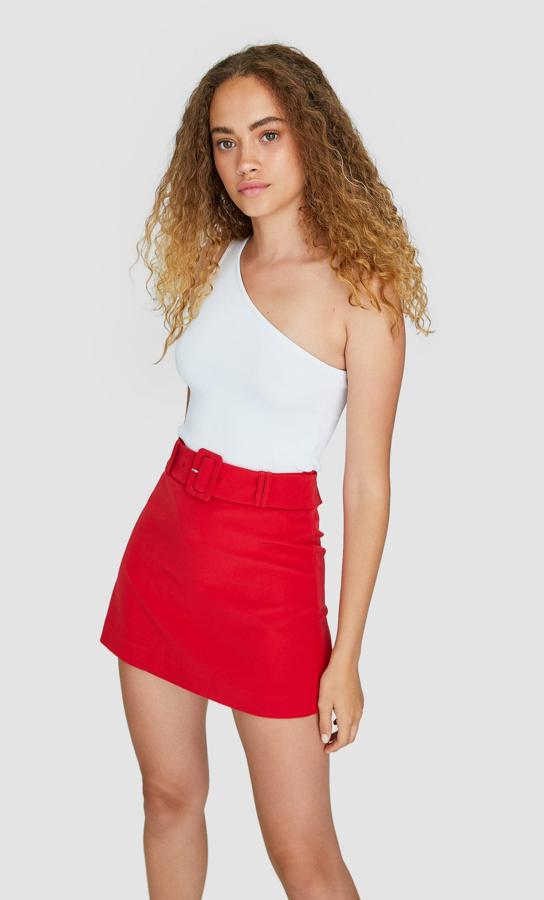 Sencilla, muy combinable, y con detalle de cinturón, es de Stradivarius y está disponible en varios colores (17,99 euros).