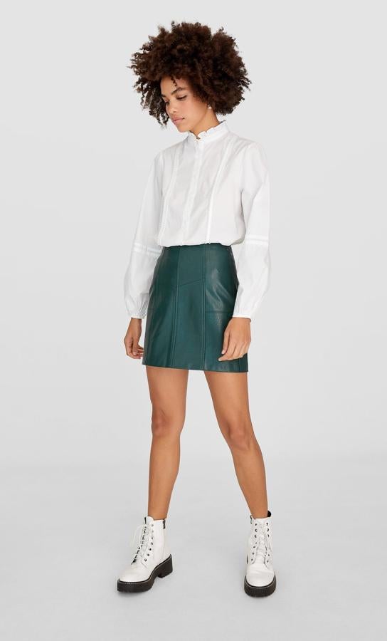 En versión efecto piel, es de Stradivarius y está disponible en varios colores (17,99 euros).