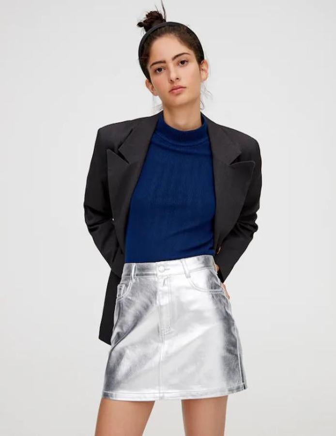 Si quieres poner la nota fashion a tu estilismo, apuesta por esta minifalda plateada de la nueva colección de PullBear (22,99 euros).  A la venta aquí.