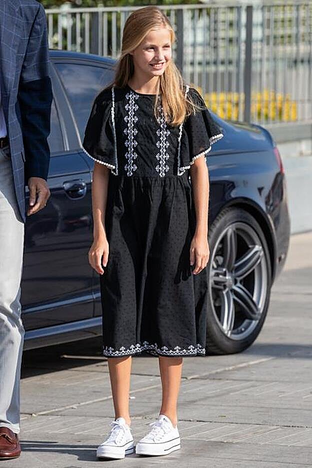 La princesa Leonor acudía al hospital a ver a Don Juan Carlos con un vestido de Mango de nueva colección.