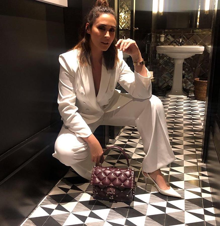 Vicky Martín Berrocal ha lucido para un evento de noche una chaqueta smoking con botones cruzados (69,95 euros) y un pantalón fluido de tiro alto (39,95 euros). Todo de Zara. El look más elegante de Vicky hasta la fecha, ya que esta vez ha sustituido las zapatillas por unos Christian Louboutin junto a un bolso de Valentino. Además, ha cerrado la blazer para presumir de un escote de infarto.