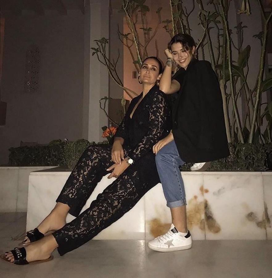 La sevillana nos mostró cómo llevar con mucho estilo este  traje de encaje de Zara . Este dos piezas es sumamente elegantes pero ella rompe con la formalidad al combinarlo con unas sandalias planas negras.