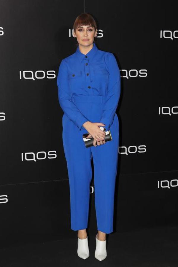 Este look en  color azul marino  nos ha robado el corazón y nos lo ha alegrado también, ya que tanto los pantalones como la camisa son de Zara.