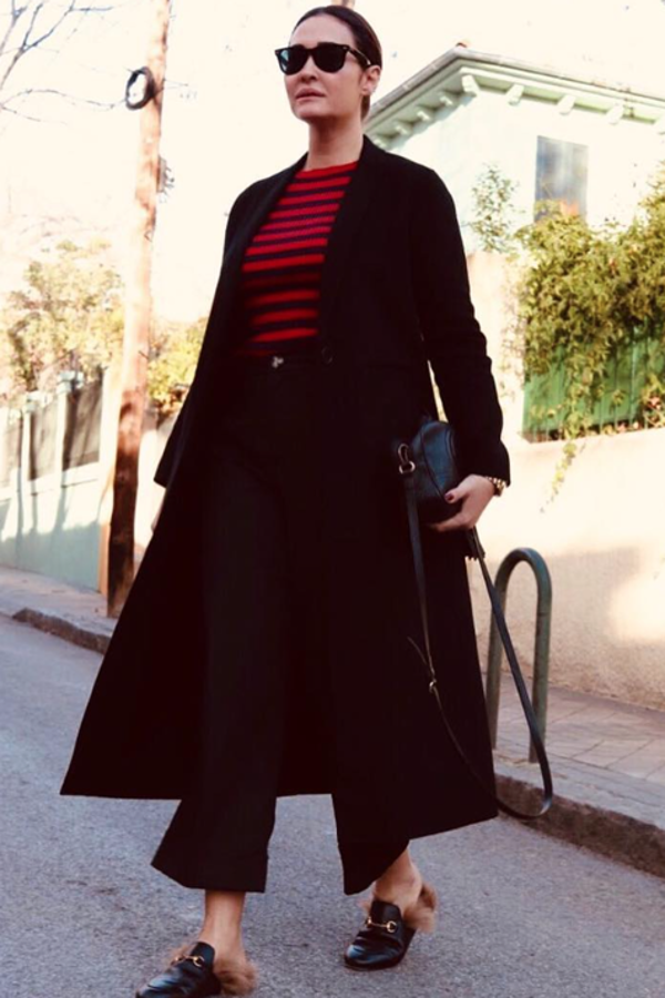 Este fantástico jersey con unas juveniles rayas rojas y negras, abrigo largo y unos pantalones 'cropped' y acampanados, los que más afinan la silueta, nos parece un estilo ideal para el entretiempo. Ese efecto acampanado tan favorecedor puede achatar la silueta, así que la clave está en recurrir a los pantalones 'miniflare', con una apertura más reducida. Otra opción es apostar por el acampanado, pero siempre en negro y si es posible con tacones.