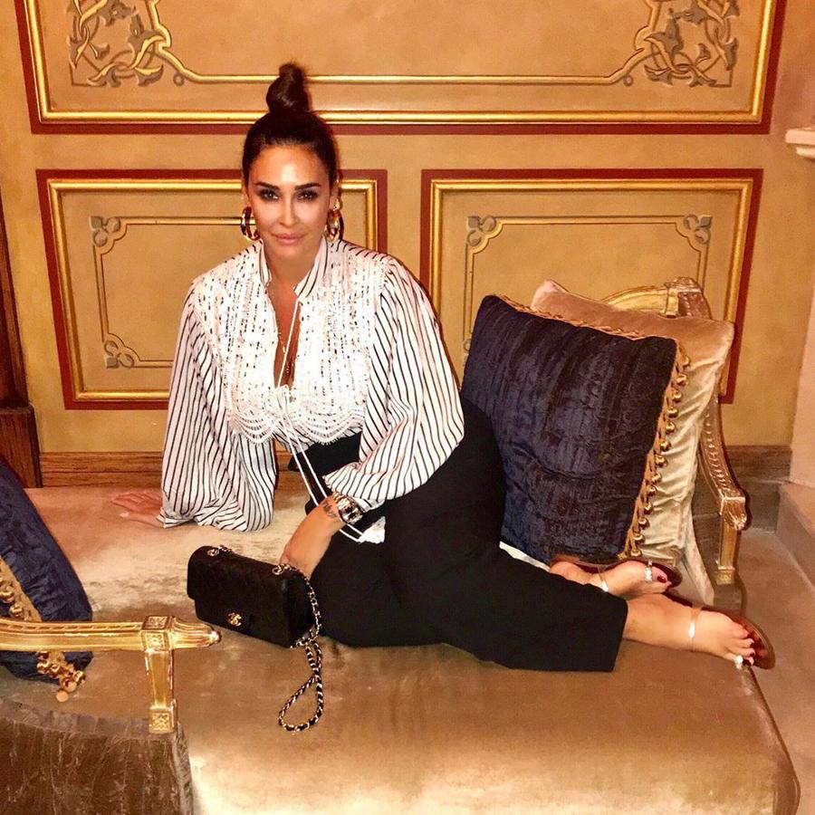 Ya sea para ir a la oficina como para ir a un evento un sábado o domingo por la mañana la camisa que lleva Vicky Martín Berrocal es la perfecta para combinar con unos jeans o unos pantalones negros.  Es de Uterqüe .