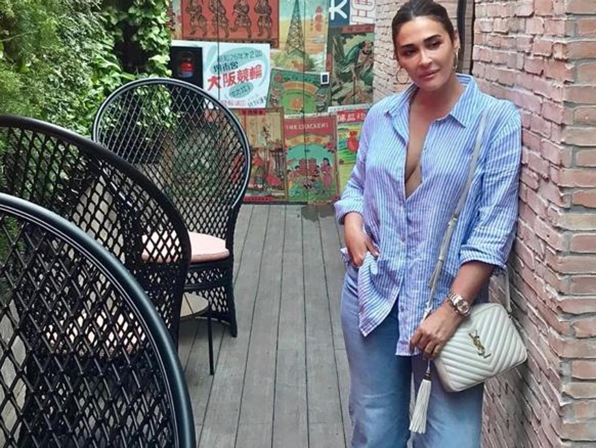 Vicky Martín Berrocal apostó por un sencillo look de camisa de rayas oversize y vaqueros cropped de Zara. La diseñadora dejan claro cuál es la forma ideal de lucir los vaqueros anchos en verano.