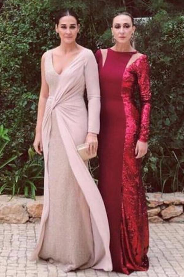 Vicky Martín Berrocal aparece en la foto de Instagram junto a su hermana Rocío, otra de las 'modelos' y embajadoras habituales de Victoria (su firma de ropa). El vestido Ancla en color nude es ideal para una boda de finales de septiembre, hace cintura y realza el pecho.