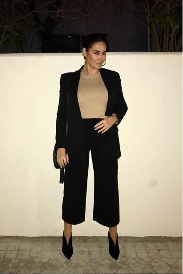 Este quizá sea su look preferido. Se trata de uno de esos trajes que hacen figura perfecta. La diseñadora ha elegido uno de los  pantalones de vestir de Zara  que mejor sientan, de corte culotte y cintura alta que realza la figura, y lo ha combinado con una chaqueta de Saint Laurent. Una blazer en negro, tipo esmoquin. Un pantalón de 29,95 euros con una chaqueta de 1.990.