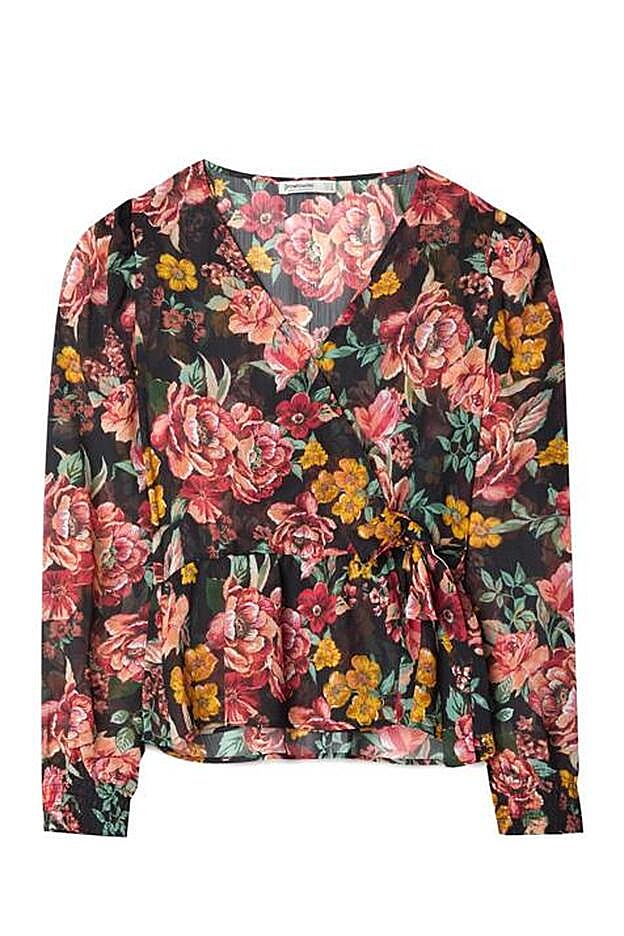 Blusa cruzada de flores, 17,99 euros.