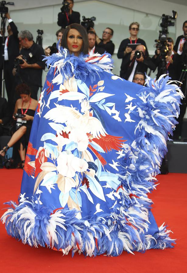 La modelo Iman fue una de las más espectaculares de la noche con un maravilloso vestido capa.