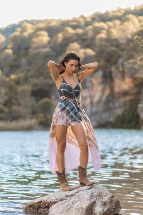 Pilar Rubio presumió de tipazo y estilo con este  curioso mono , firmado por su marca Melé Beach. Se trata de un pantalón corto por delante y largo por detrás a modo de capa. Y se abrocha en el escote con unos cordones adornados por unas borlas. Los tonos son más que apetecibles: verde y beige elaborado con el estampado del verano: el tie-dye.
