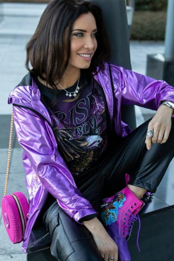Pilar Rubio se animó a lucir este 'look' repleto de personalidad y mucho brillo que consiguió combinando una  chaqueta metalizada en color morado  con unos pantalones de efecto satinado en color negro, una camiseta rockera y unas botas militares con dibujo incluido y a juego con los tonos negros y morados del 'outfit'.