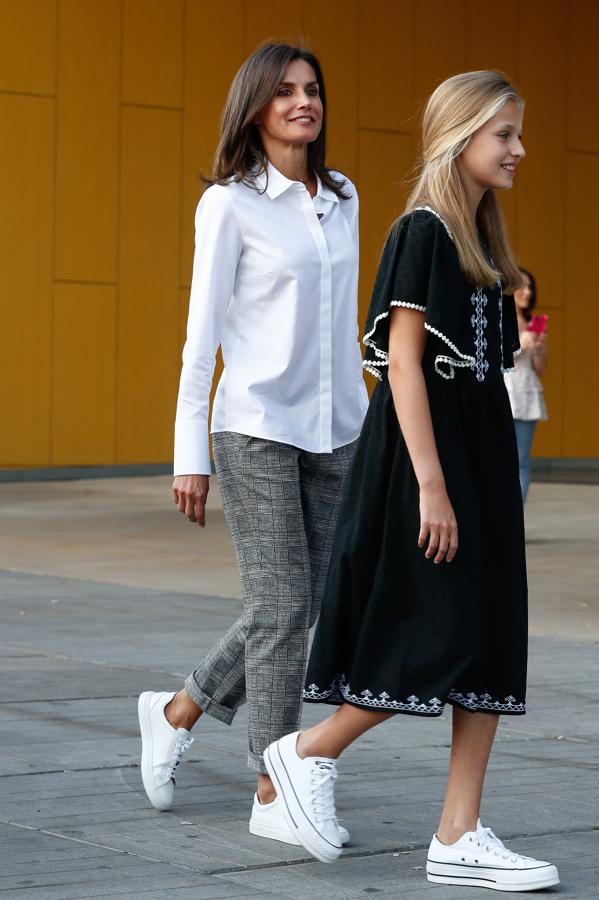 Con un look juvenil, Leonor visitó al rey emérito Don Juan Carlos en el hospital después de las vacaciones.