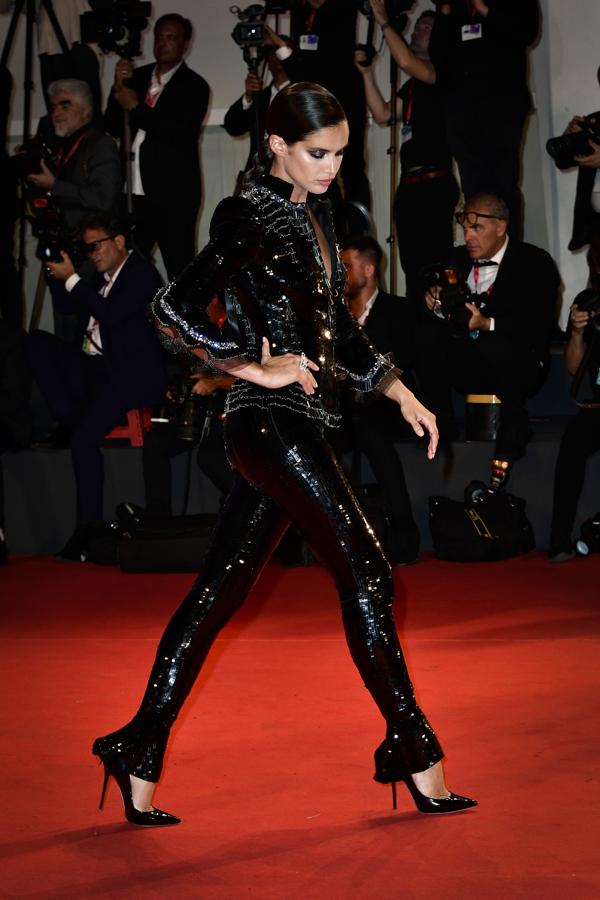 La modelo Sara Sampaio lució un 'total look' de lentejuelas negras que acaparó miradas.