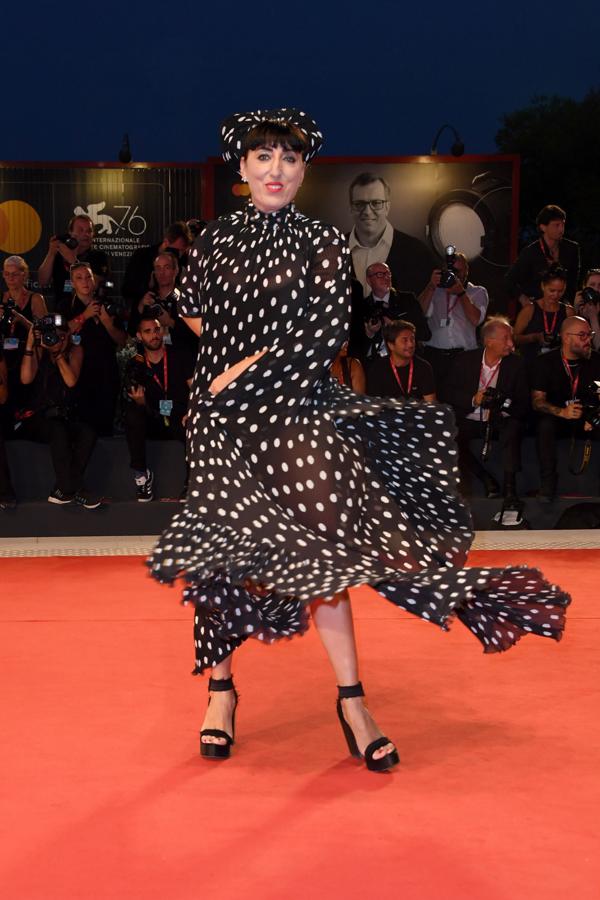 Rossy de Palma apostó por un vestido de lunares semitransparente.