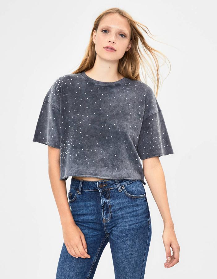 Camiseta con brillos en color gris, 15,99 euros.
