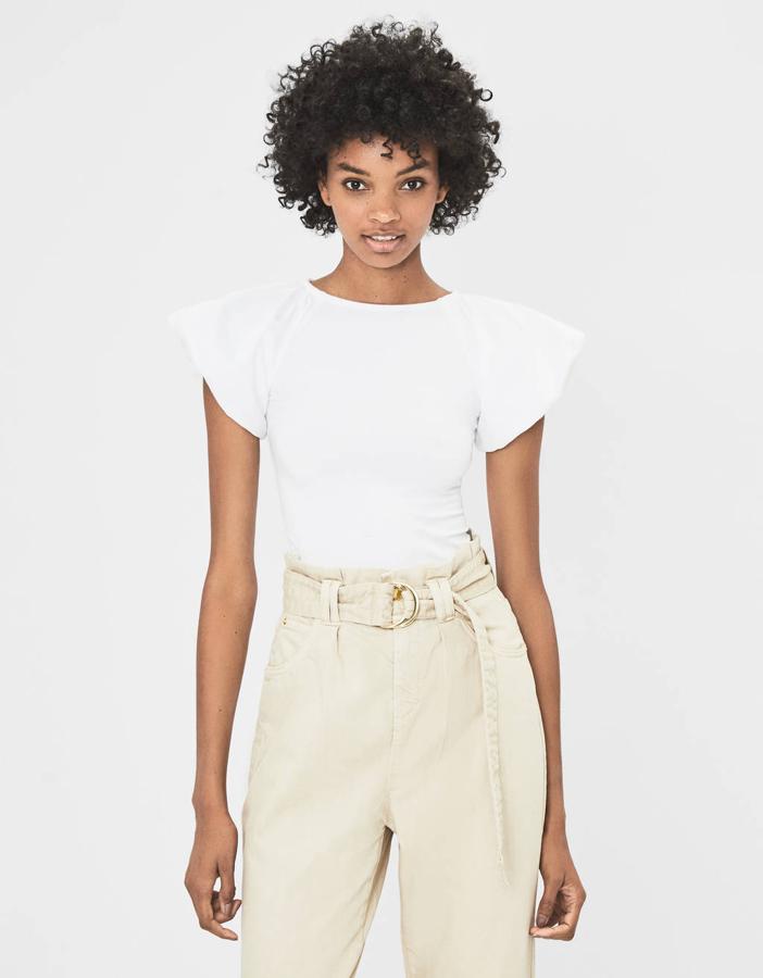 Camiseta con manga abullonada en color blanco, 12,99 euros.