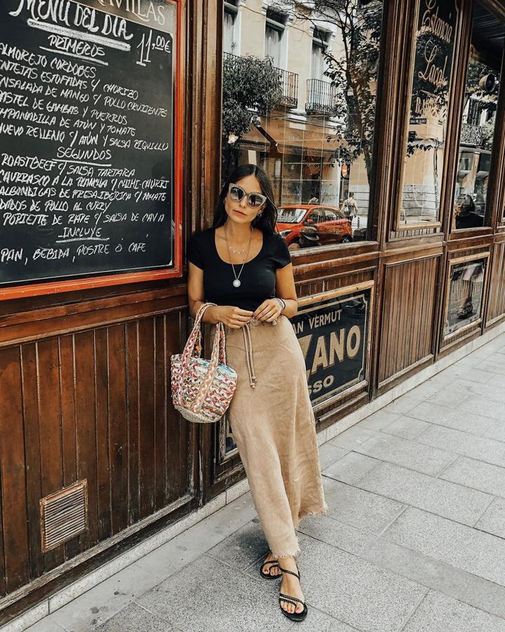 @erealouro demuestra que no hay que complicarse mucho la vida y que una prenda de lino es la mejor solución de estilo. Ella combina una falda de este tejido con una sencilla camiseta negra.