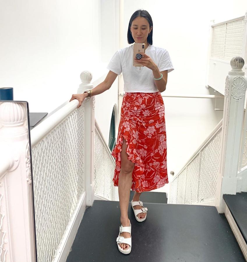 @evachen212 nos da el estilismo más sencillo. Una falda estampada con una camiseta blanca. Y calzado cómodo, para las largas jornadas.