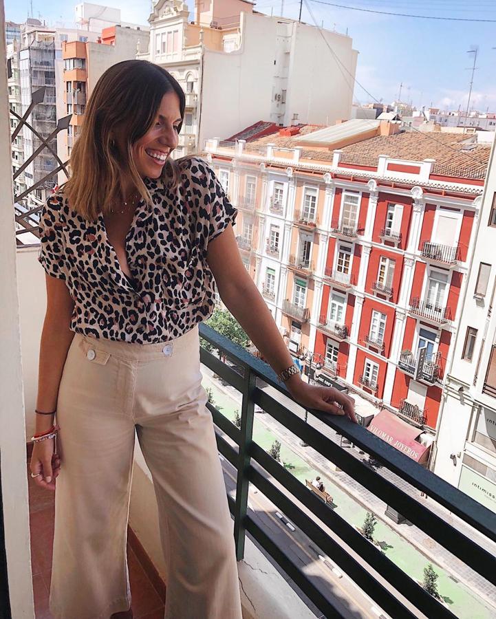 @lau_closet apuesta por el animal print en una blusa que combina con un pantalón beige.