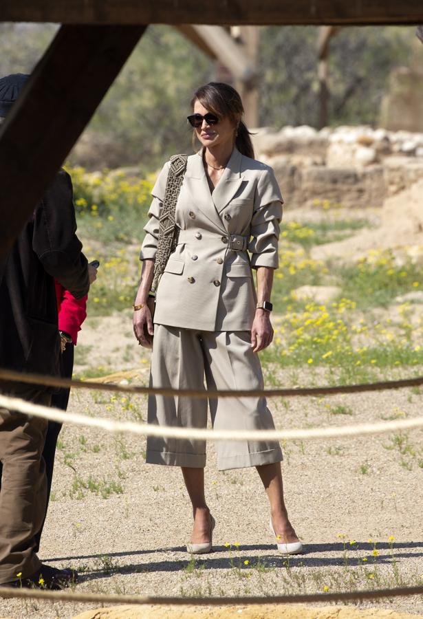 ¿Se puede tener más estilazo para reinterpretar un look safari que el que tiene Rania de Jordania? Definitivamente, no. La Reina apuesta por un traje con sahariana entallaza y pantalones bermudas en color arena que es, simplemente, de 10.