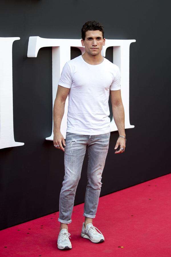 El actor que también participa en 'La Casa de Papel' posó con un look demasiado básico. Unos jeans, camiseta blanca y zapatillas.